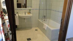 Koupelna v ubytování Hostal Las Paneras + 17 fotografií