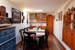uma cozinha com mesa e cadeiras num quarto em La Orotava vacational rental home em La Orotava