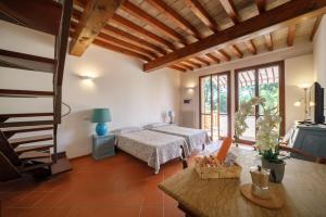een slaapkamer met een bed en een tafel in een kamer bij La Corte del Mulino in Fontanellato