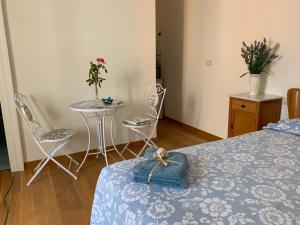 um quarto com uma cama, uma mesa e cadeiras em La stanza di Caterina em Villalfonsina