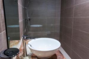 ein Badezimmer mit weißer Toilette und Dusche in der Unterkunft Hotel ROLOVI in Veracruz + 7 Fotos