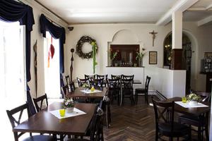 ein Restaurant mit Holztischen und -stühlen in einem Zimmer in der Unterkunft Schlosshof anno 1743 in Wolnzach