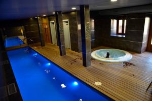 Bazén v ubytování Apartamentos Spa Cantabria Infinita nebo v jeho okolí