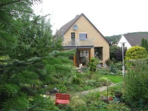 una casa con un jardín delante de ella en Ferienwohnung Flegessen Weserbergland, en Bad Münder am Deister