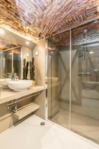 ein Bad mit einer Glasdusche und einem Waschbecken in der Unterkunft Brand new and perfect location: historic center in Lissabon