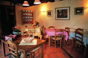 un restaurante con mesas y sillas en una habitación en Posada la Trebede, en Perrozo