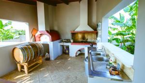 Posedenie v ubytovaní Martimi Apartments - 200M from Drapanias Beach - Pool - Hot Tub - Sauna - BBQ