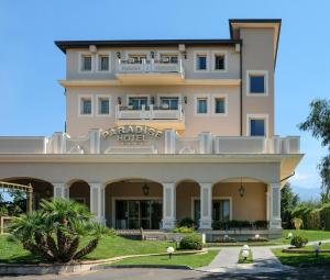 widok na przednią część hotelu w obiekcie Hotel Ristorante Paradise w mieście Santa Maria di Licodia