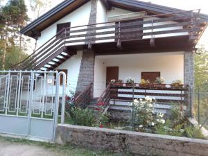 een huis met een hek ervoor bij Casa vacanze Insieme in Baselga di Pinè