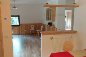 eine Küche mit einer Theke und Stühlen in einem Zimmer in der Unterkunft Casa vacanze Insieme in Baselga di Pinè