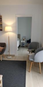 salon z lampką, 2 krzesłami i łóżkiem w obiekcie ITXASO w mieście Hondarribia