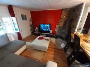 Televízia a/alebo spoločenská miestnosť v ubytovaní Romantic Eco Holiday Home
