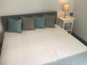 Postel nebo postele na pokoji v ubytování Lake View House _ Montargil