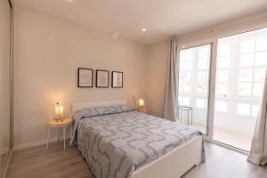 A bed or beds in a room at Noray Apartamentos Viveiro