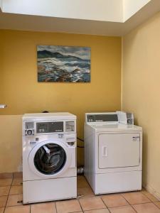 a washer and a washing machine in a room at Sandyland Reef Inn in Carpinteria