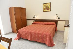 Prignano CilentoにあるCasa Vacanze - B&B Il Temponeのベッドルーム1室(ベッド1台、キャビネット、ランプ2つ付)