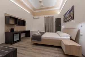 una camera con letto, tavolo e TV di Sammartino suite a Palermo