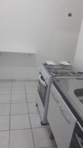 Virtuvė arba virtuvėlė apgyvendinimo įstaigoje Kitinet Brasília