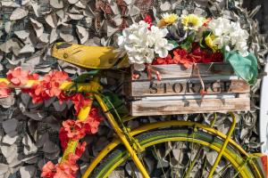 ディアーノ・マリーナにあるIl Viaggioの木箱の花を乗せた黄色い自転車