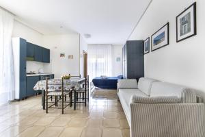 ein Wohnzimmer mit einem Sofa und einem Tisch in der Unterkunft Apartments Bed Abate in Villabate