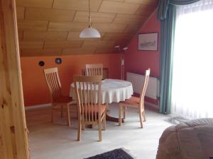 Krohn Traute في بيلزيرهاكين: غرفة طعام مع طاولة وكراسي