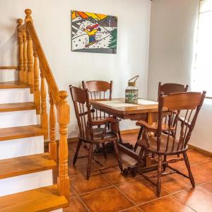 - une salle à manger avec une table et des chaises en bois dans l'établissement eSense - Formosinha, à Madalena