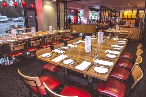Un restaurant sau alt loc unde se poate mânca la Dandenong Central Apartments Official