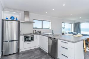 Kuchyň nebo kuchyňský kout v ubytování Kaka Point Views Apartment 1 + 8 fotografií