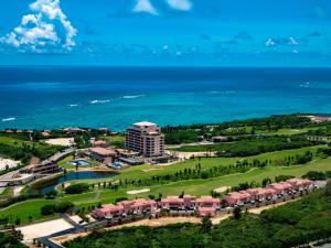uma vista aérea de um resort e do oceano em Hotel Shigira Mirage em Ilhas Miyako