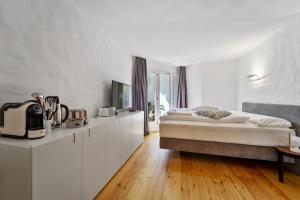 een witte slaapkamer met een bed en witte kasten bij Guardalej 321 in Champfer