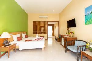 um quarto de hotel com uma cama, um sofá e uma mesa em Timber House Aonang em Praia de Ao Nang