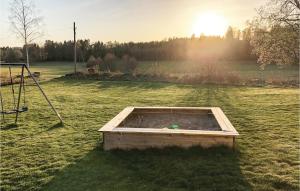 une boîte en bois dans un champ avec le soleil en arrière-plan dans l'établissement Lovely Home In Sollebrunn With Wifi, à Sollebrunn