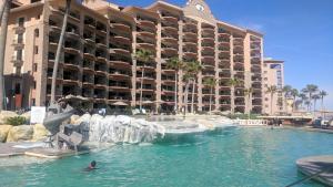 einen Pool in einem Resort mit einer Wasserrutsche in der Unterkunft 2BR 2 BA Sonoran Sea 407-E in Puerto Peñasco