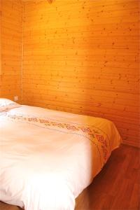 A bed or beds in a room at Camping Abadesses