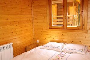 A bed or beds in a room at Camping Abadesses
