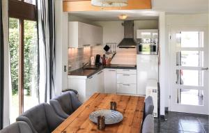 Wibrinにある3 Bedroom Stunning Home In Wibrinのキッチン(木製テーブル付)