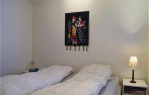 dwa łóżka w pokoju z obrazem na ścianie w obiekcie Leil, 705 w mieście Kragerø