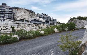 żwirowa droga obok kamiennej ściany i budynków w obiekcie Leil, 705 w mieście Kragerø