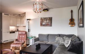 salon z kanapą i stołem w obiekcie Leil, 705 w mieście Kragerø