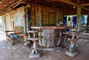 un bar in legno con sgabelli di fronte a una casa di Rancho Estero a Santa Catalina