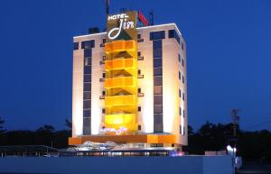 Un edificio de hotel con un cartel encima. en Hotel JIN (Adult Only), en Hamamatsu