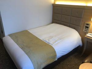 Postel nebo postele na pokoji v ubytování Kobe Luminous Hotel Sannomiya