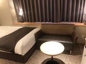 Postel nebo postele na pokoji v ubytování Kobe Luminous Hotel Sannomiya