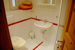 a small bathroom with a sink and a toilet at Ferienwohnung an der Granitz in Ostseebad Sellin