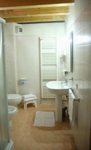a bathroom with a sink and a toilet at Il Pioniere in Villafranca di Verona