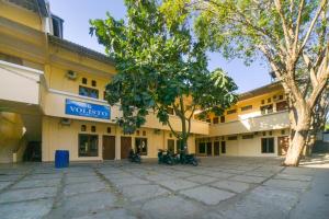 ein Gebäude, in dem Motorräder geparkt sind in der Unterkunft RedDoorz near Nusa Cendana University in Kupang