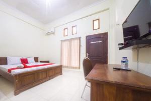 A bed or beds in a room at RedDoorz near Nusa Cendana University