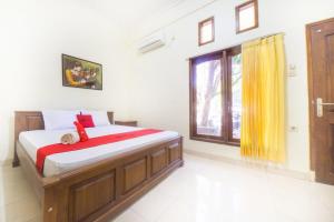 Un pat sau paturi într-o cameră la RedDoorz near Nusa Cendana University