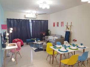 מסעדה או מקום אחר לאכול בו ב-SetiaWalk {BIG GROUP} 2CARPARK 3ROOM WIFI 5min LRT