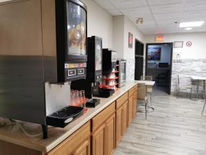 a waiting room with a counter with a tv on it at Auberge de la Gare in Gatineau